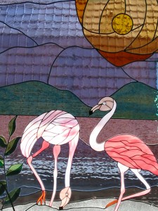 flamingo,s, eigen ontwerp, combinatie met tiffany. Glas omvat met koperfolie en daarna aan elkaar gesoldeerd.